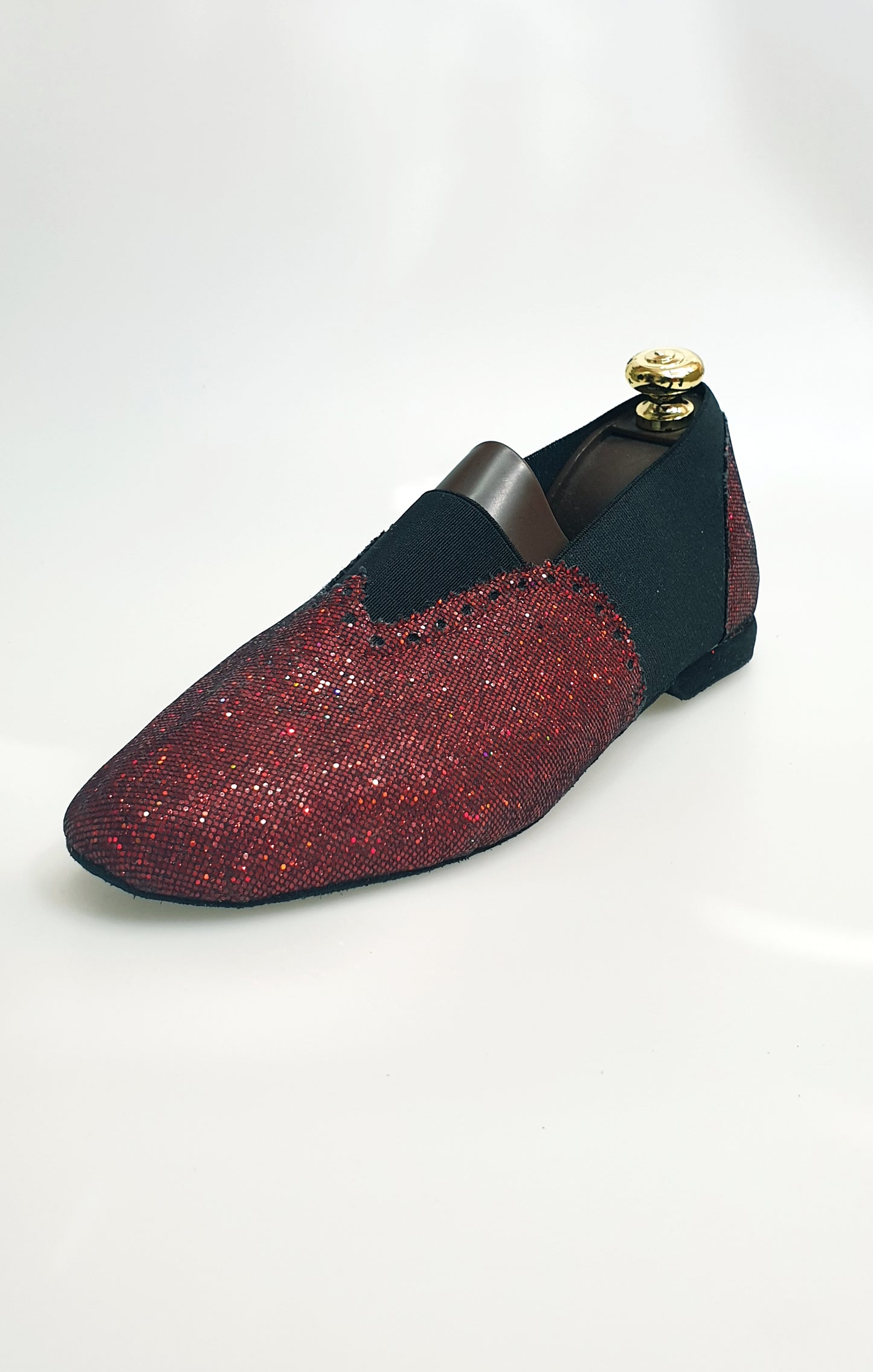 Roly - 06 Prisma Rosso Elastico Nero, scarpa da ginnastica sportiva con dettagli rossi e neri, vista frontale.