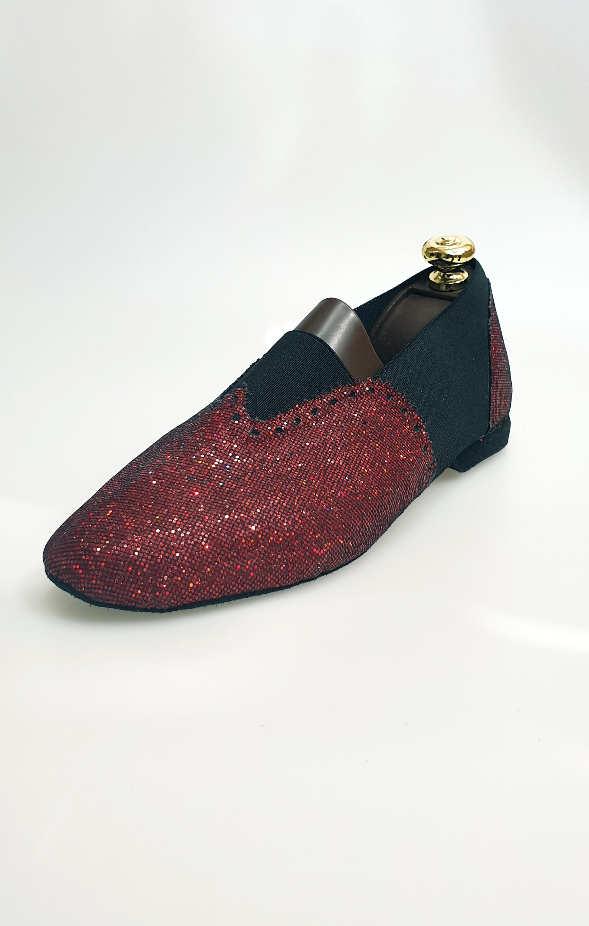 Roly - 06 Prisma Rosso Elastico Nero, scarpa da ginnastica sportiva con dettagli rossi e neri, vista frontale.