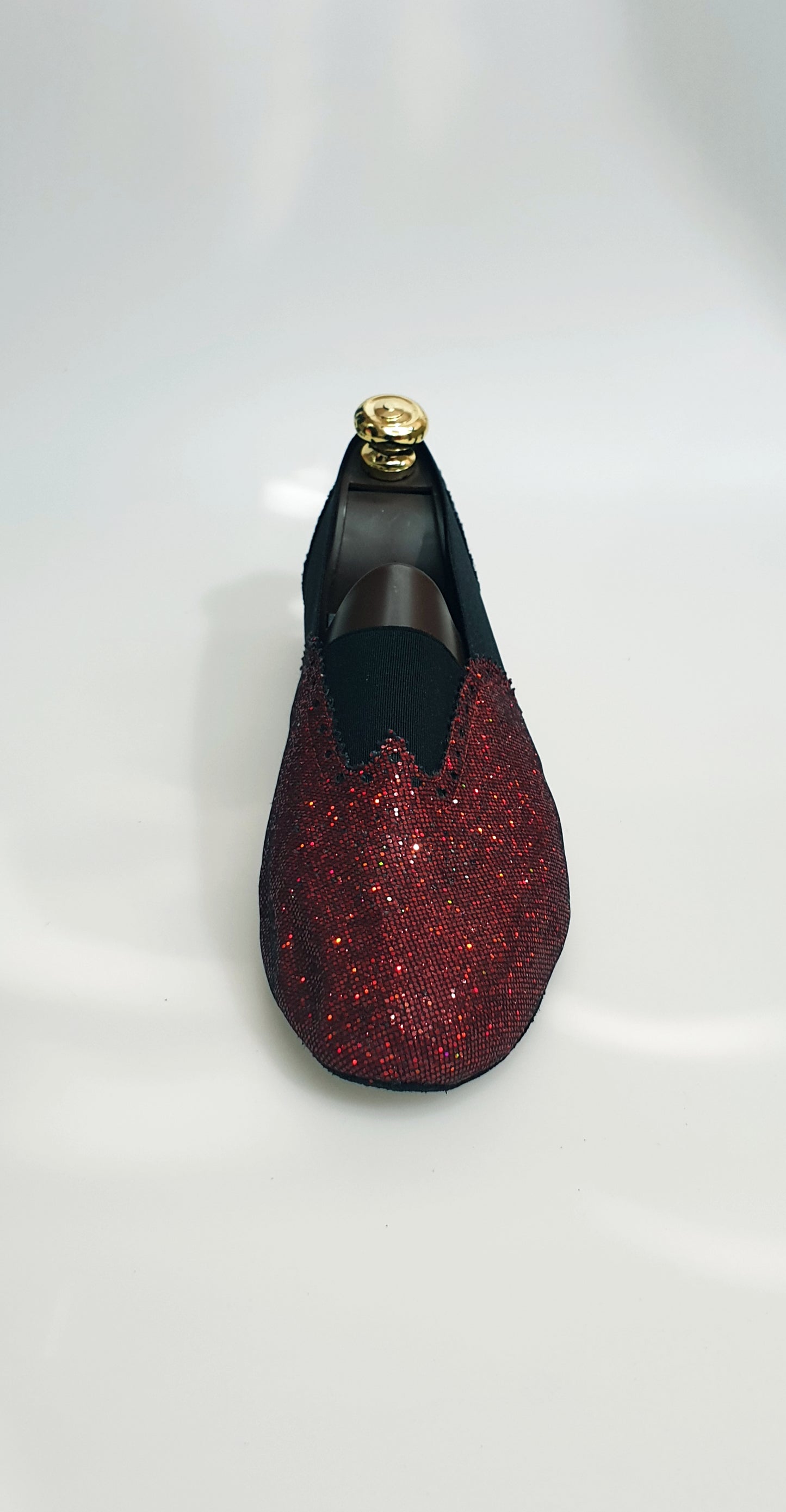 Prisma Rosso Elastico Nero Roly 06, prodotto di moda con dettagli colorati e cinturino elastico nero, vista frontale.