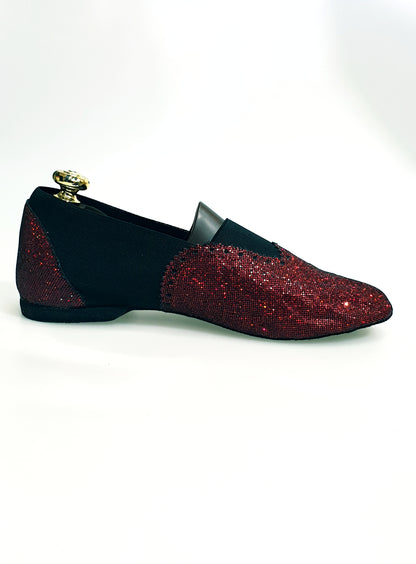 Prisma Roly 06 in rosso con elastico nero, accessorio di moda colorato e resistente, visibile in primo piano nell'immagine.