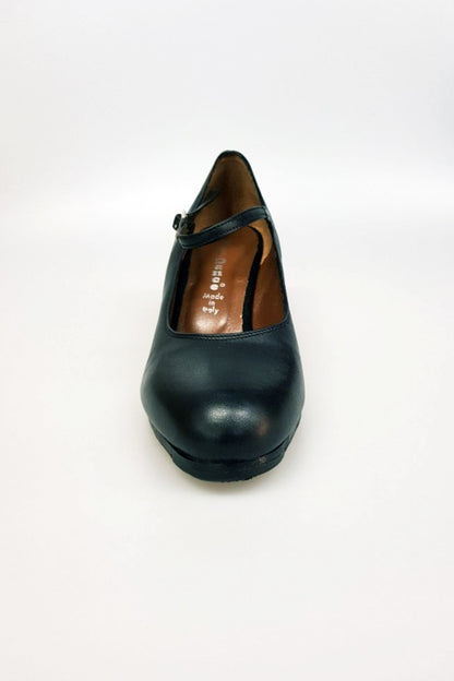 Scarpa decoltè da flamenco Carmen Wish Dance Shop in pelle nera con chiodi ribattuti a mano, dettagli eleganti e tradizionali