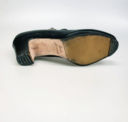 Scarpa decoltè da flamenco Carmen in pelle nera con chiodi ribattuti a mano, ideale per danza e performance artistiche.