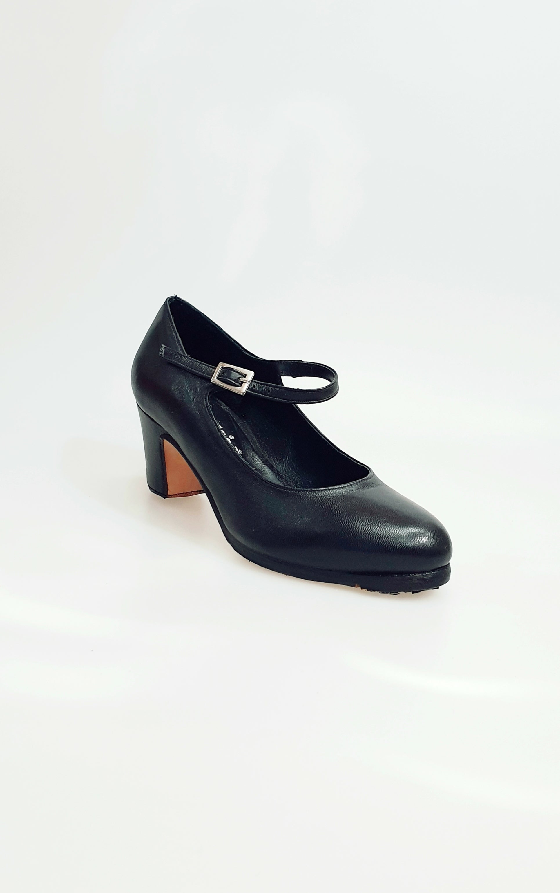 Scarpa da flamenco Carmen Wish Dance Shop in pelle nera con chiodi ribattuti a mano, decoltè elegante e confortevole