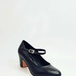 Carica immagine nella Galleria, Carmen (B) - Scarpa Decoltè Da Flamenco in Pelle Nera con Chiodi Ribattuti a Mano
