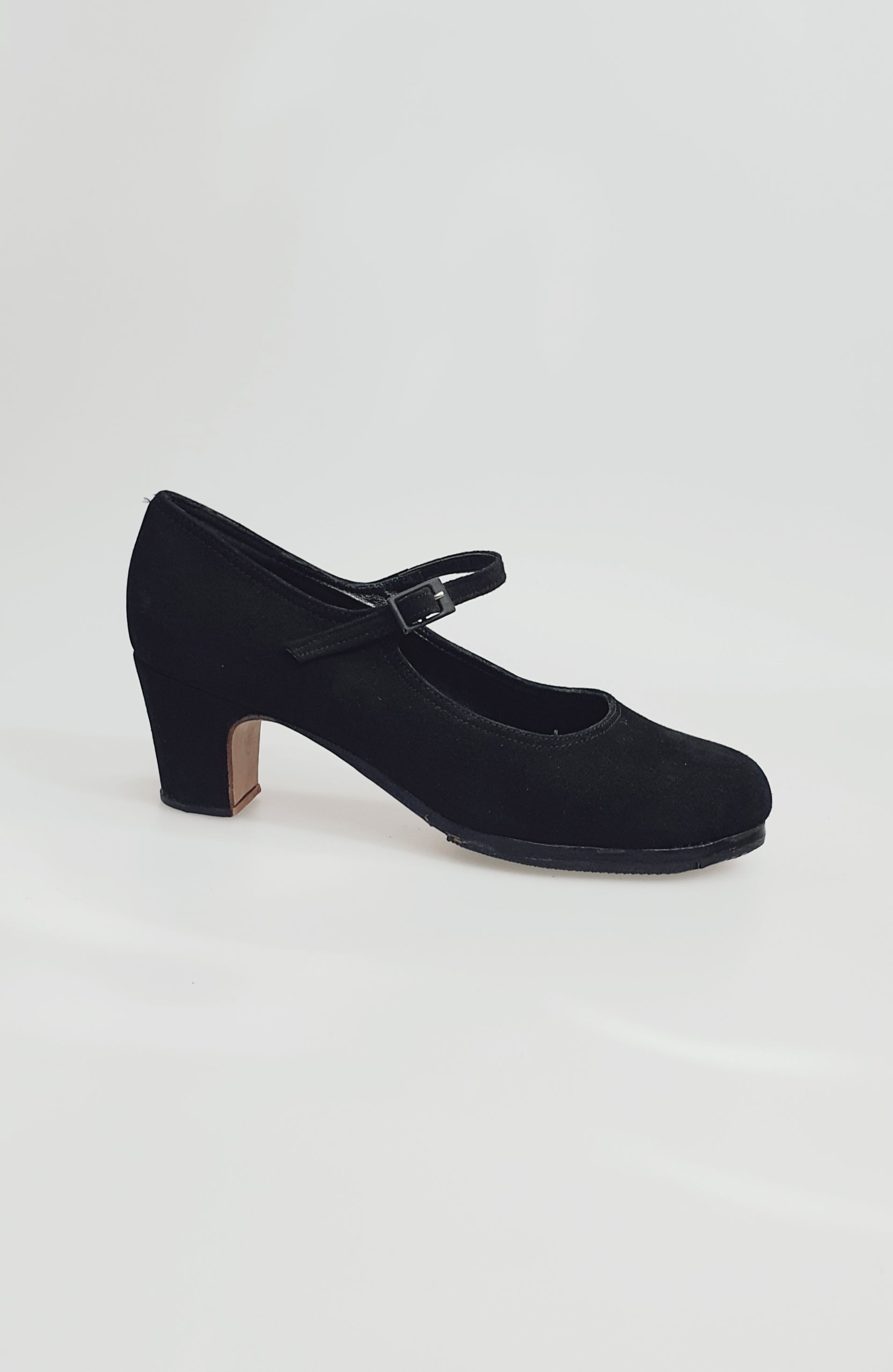 Scarpa da flamenco Carmen in camoscio nero con chiodi ribattuti a mano, stile elegante e tradizionale.
