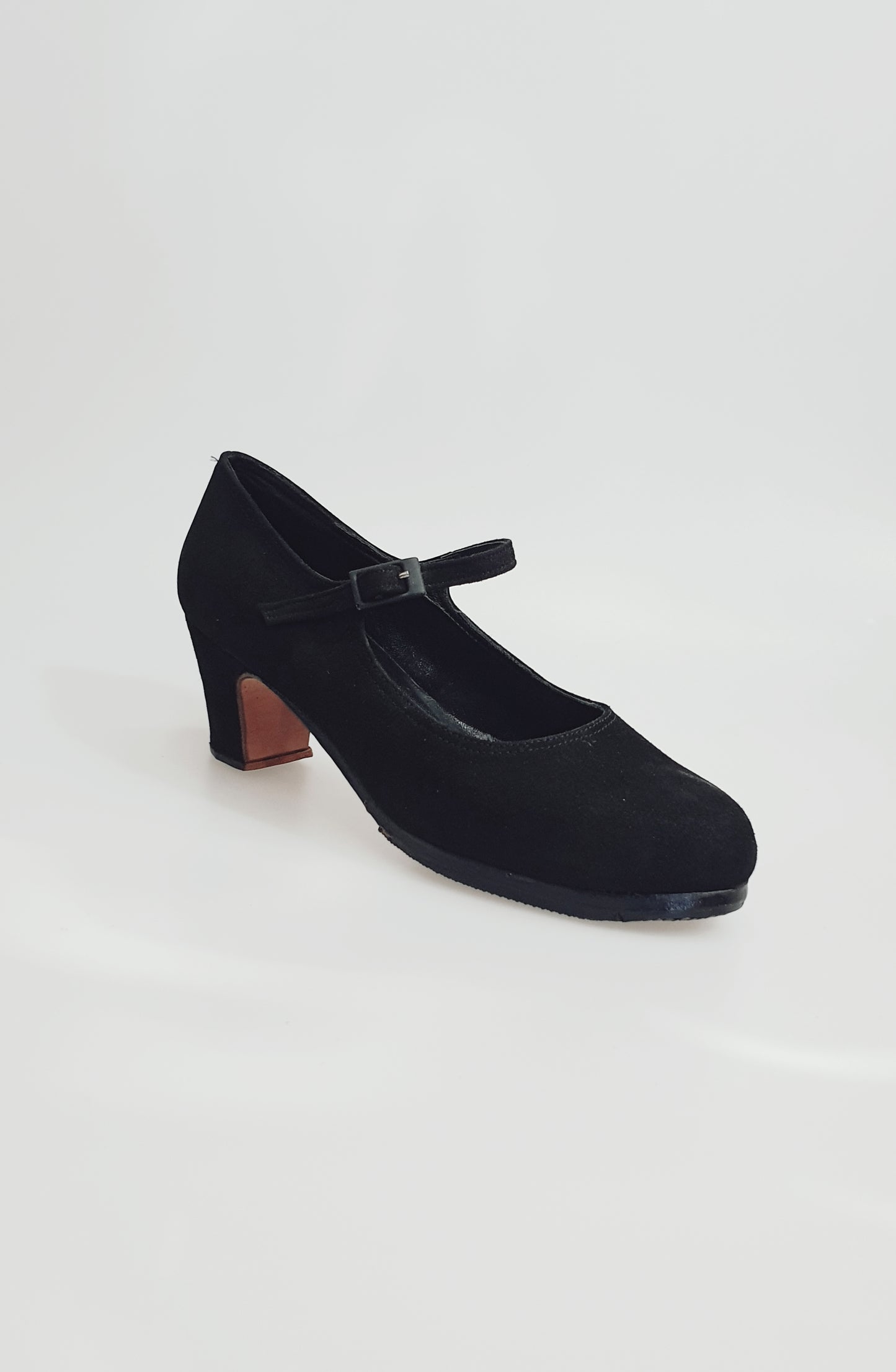 Scarpa da flamenco Carmen in camoscio nero con chiodi ribattuti a mano, elegante e tradizionale, marca Wish Dance Shop.