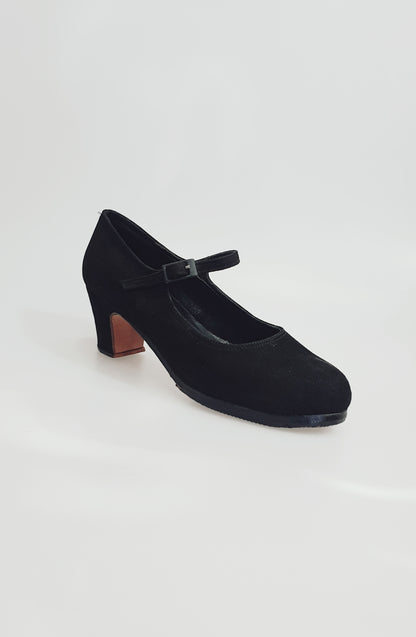 Scarpa da flamenco Carmen in camoscio nero con chiodi ribattuti a mano, elegante e tradizionale, marca Wish Dance Shop.