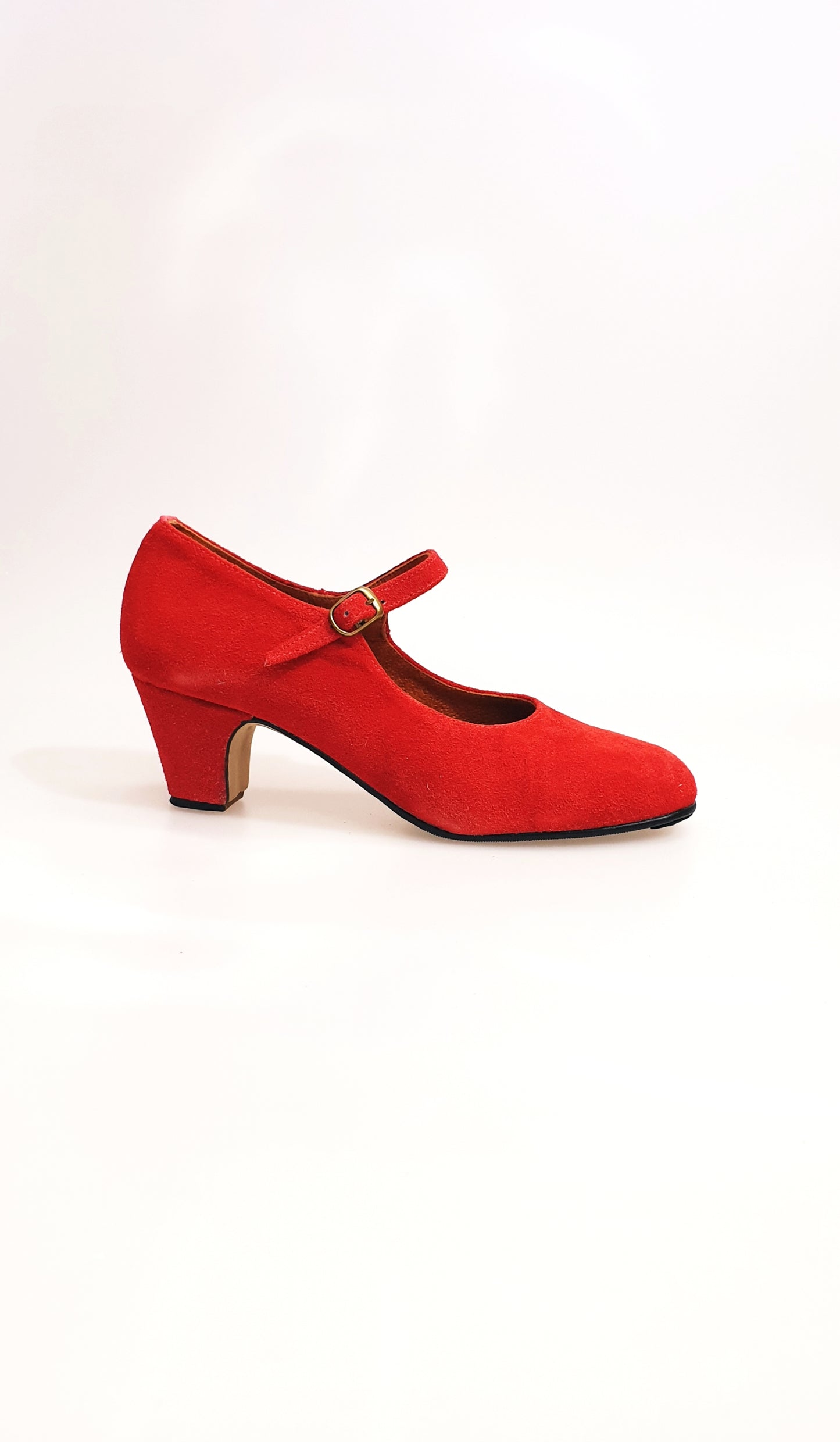 Scarpa da flamenco Carmen in camoscio rosso con chiodi ribattuti a mano, stile decoltè, marca Wish Dance Shop.