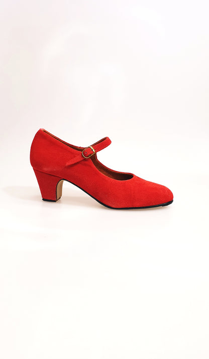 Scarpa da flamenco Carmen in camoscio rosso con chiodi ribattuti a mano, stile decoltè, marca Wish Dance Shop.