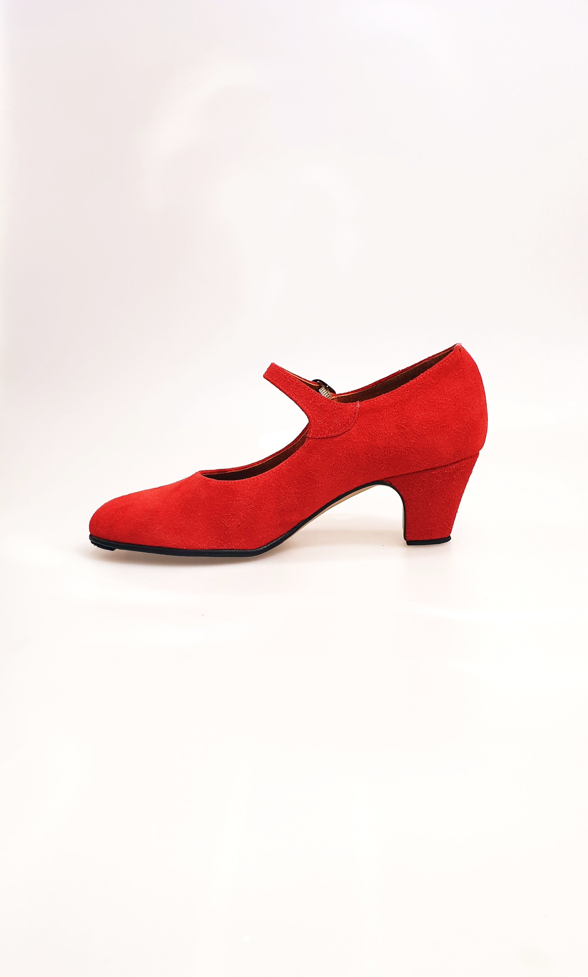 Scarpa da flamenco Carmen in camoscio rosso con chiodi ribattuti a mano, punta elegante e suola sottile.