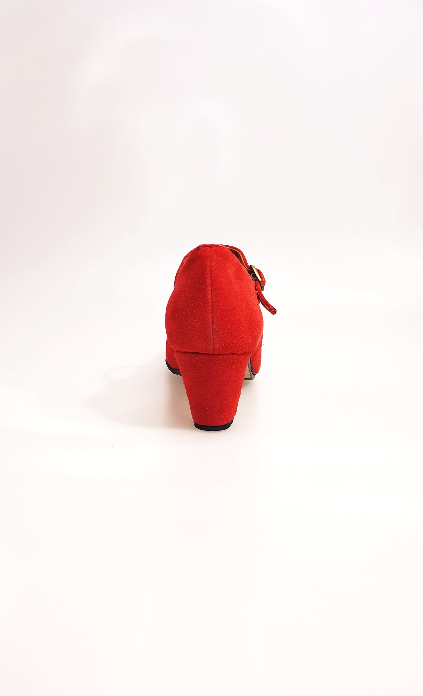 Scarpa decoltè da flamenco Carmen Wish Dance Shop in camoscio rosso con chiodi ribattuti a mano, vista frontale.