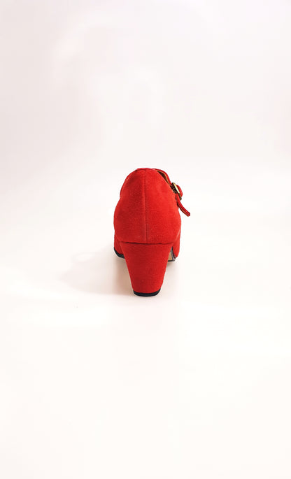 Scarpa decoltè da flamenco Carmen Wish Dance Shop in camoscio rosso con chiodi ribattuti a mano, vista frontale.