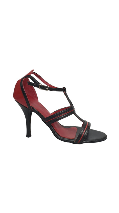 Sandalo in pelle nera Outlet con intarsi rossi, modello 3141 TPDA, dettaglio di scarpa elegante e alla moda.