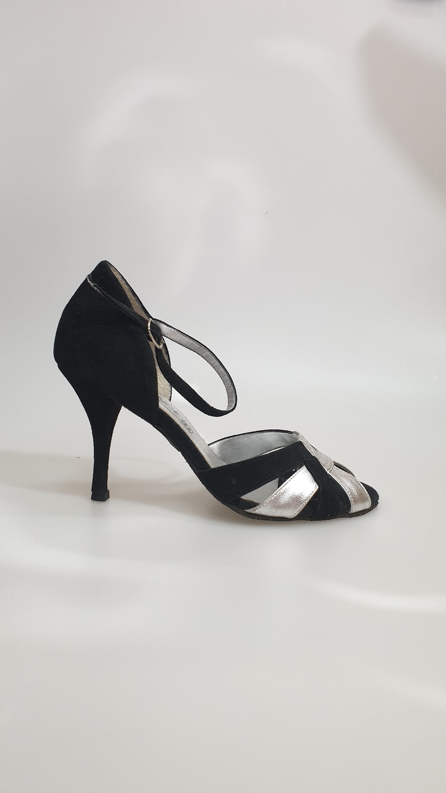 Scarpa in camoscio nero e pelle argentata, modello 2750 (TPDA), con suola elegante e dettagli raffinati.