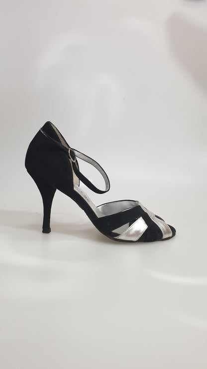 Scarpa in camoscio nero e pelle argentata, modello 2750 (TPDA), con suola elegante e dettagli raffinati.
