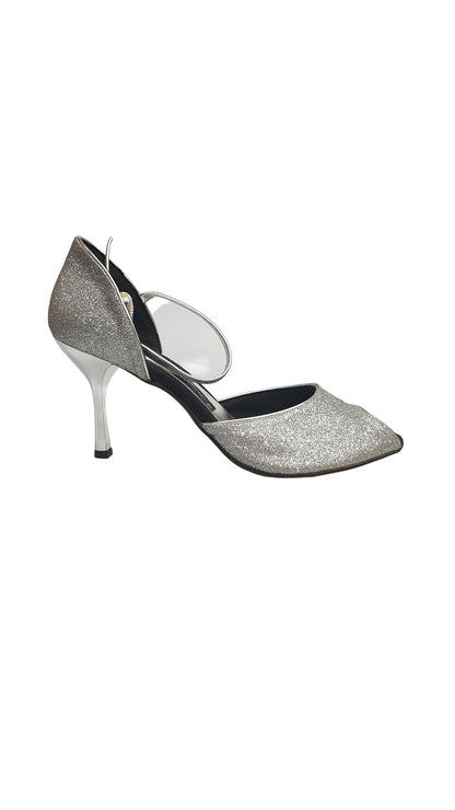 Scarpa glitter argento Outlet, elegante e scintillante, con dettagli lucidi e tacco sottile, visibile in primo piano.