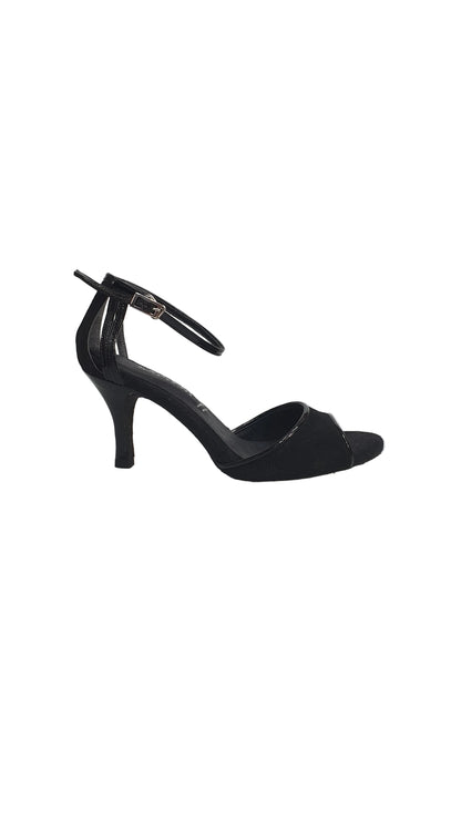 Scarpa in camoscio nero da Outlet, elegante e versatile, con dettagli in stile classico e suola robusta.