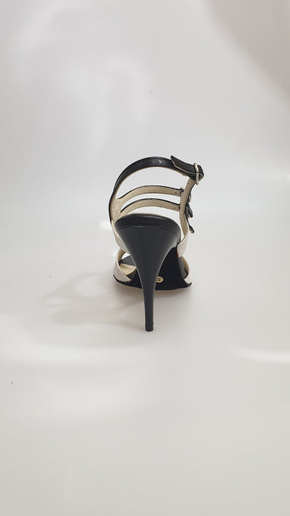 Sandalo da donna Outlet con tallone aperto, modello 444, con cinturino in pelle e suola in gomma, vista frontale.
