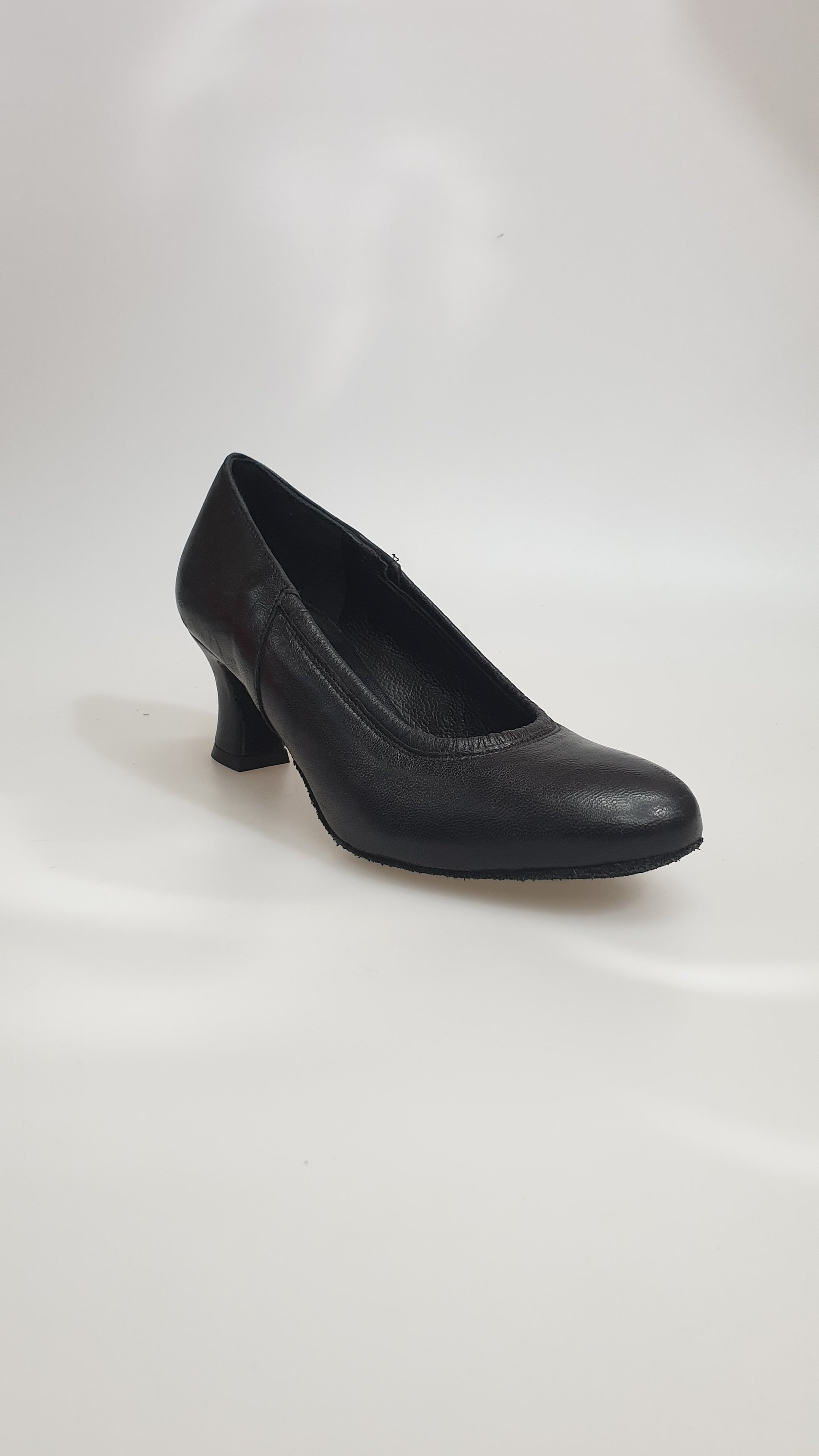 Scarpa décolleté Outlet in pelle nera con arricciature, elegante e versatile, perfetta per occasioni speciali e look raffinati.