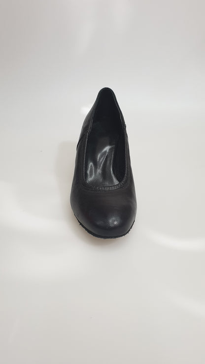 Scarpa décolleté arricciata nera Outlet con tacco medio, realizzata in pelle, vista frontale su sfondo neutro.