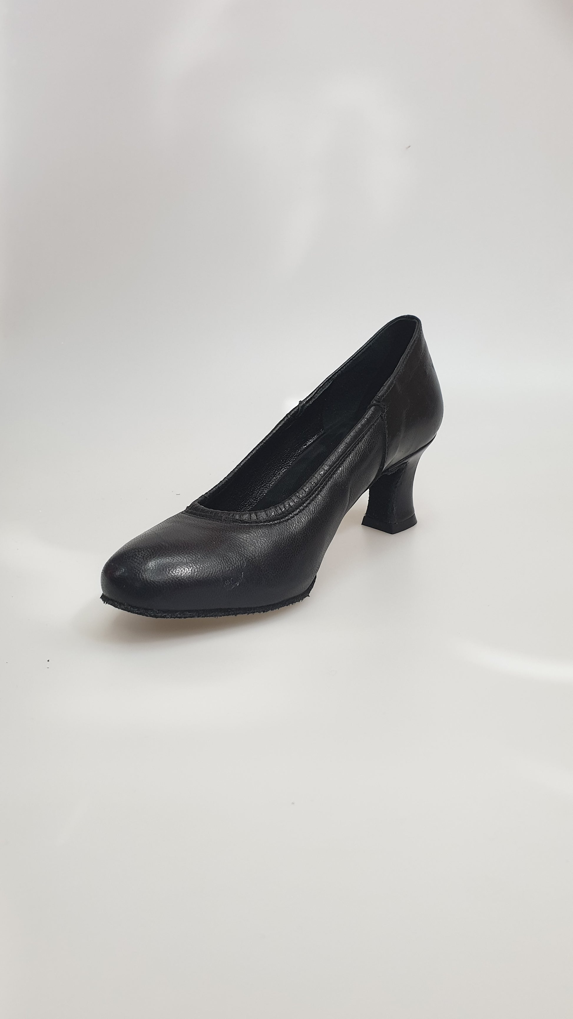 Scarpa decolleté Outlet in pelle nera con dettaglio arricciato, elegante e alla moda, ideale per occasioni speciali.