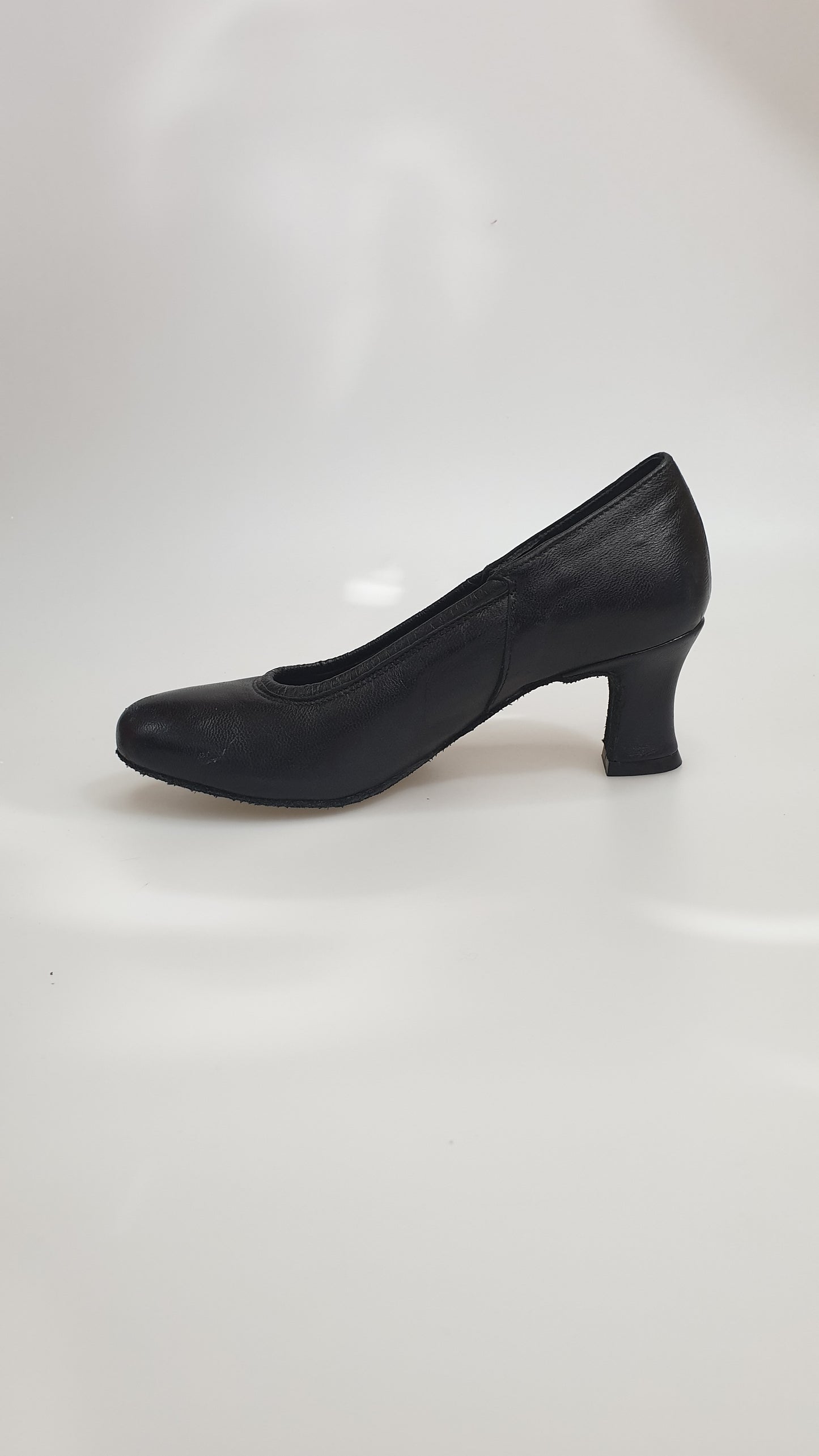 Scarpa décolleté arricciata nera in pelle, modello 207V, con design elegante e tacco medio, mostra dettagli e finiture di alta qualità.