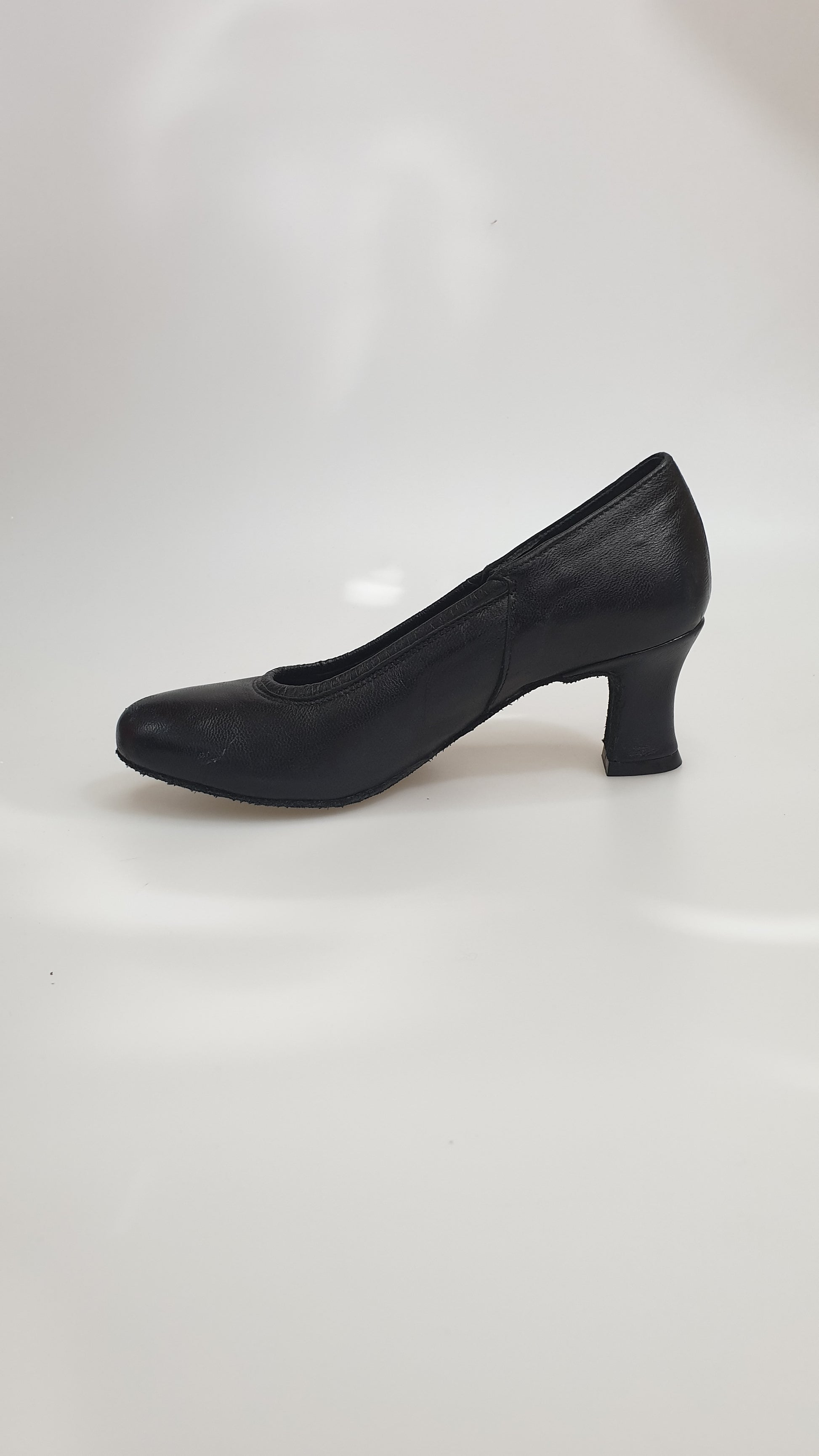 Scarpa décolleté arricciata nera in pelle, modello 207V, con design elegante e tacco medio, mostra dettagli e finiture di alta qualità.