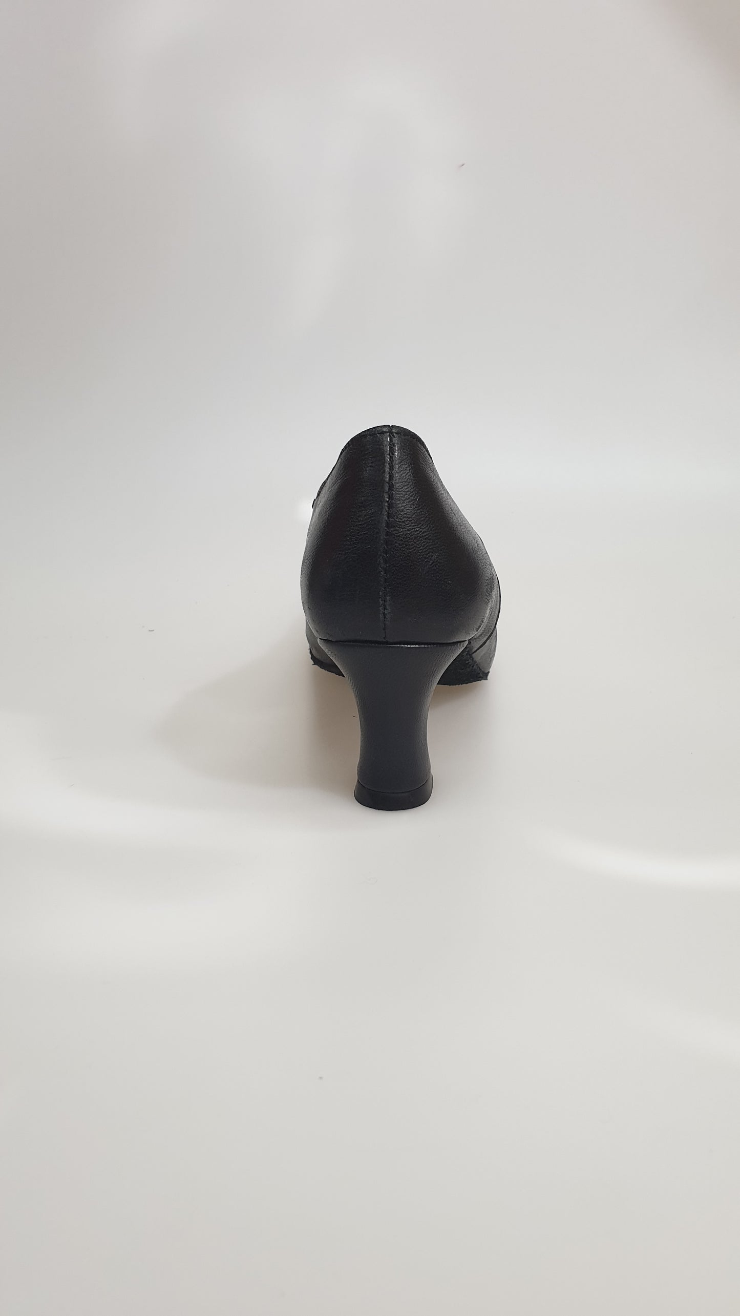 Scarpa décolleté Outlet in pelle nera con dettaglio arricciato, stile elegante e femminile, ideale per occasioni formali.