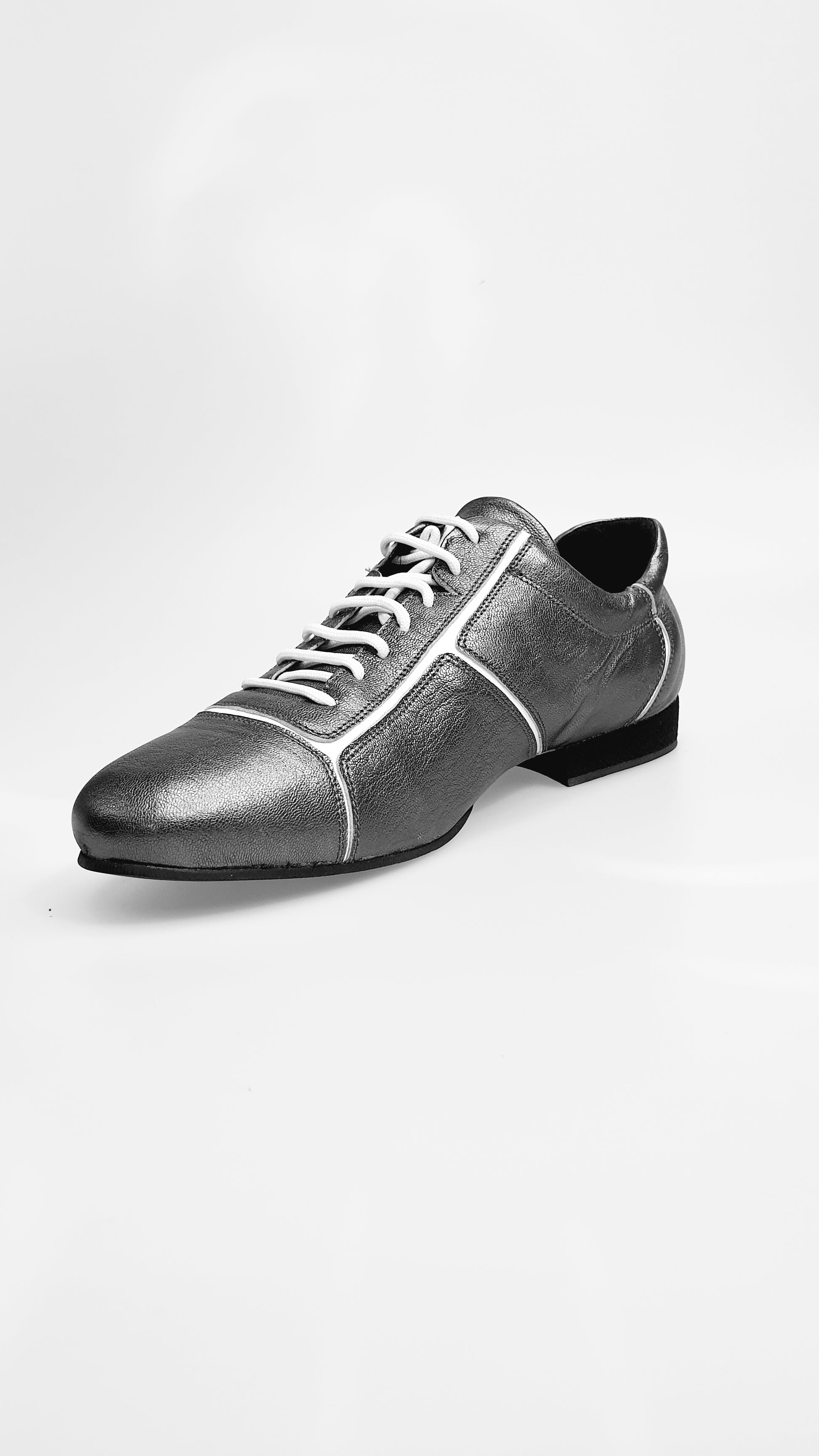 Scarpa sneaker in pelle satinata bianca con inserti in vernice e dettagli in acciaio Melissa, marca Wish Dance.