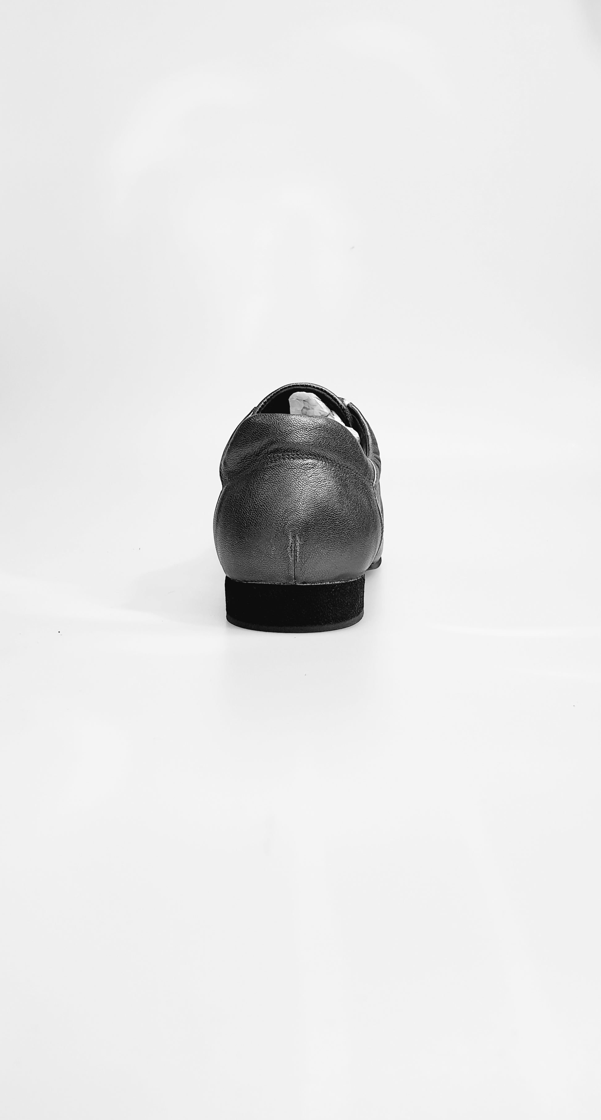 Scarpa Wish Dance in pelle satinata bianca con inserti in vernice e dettagli in acciaio, sneaker elegante e comoda.