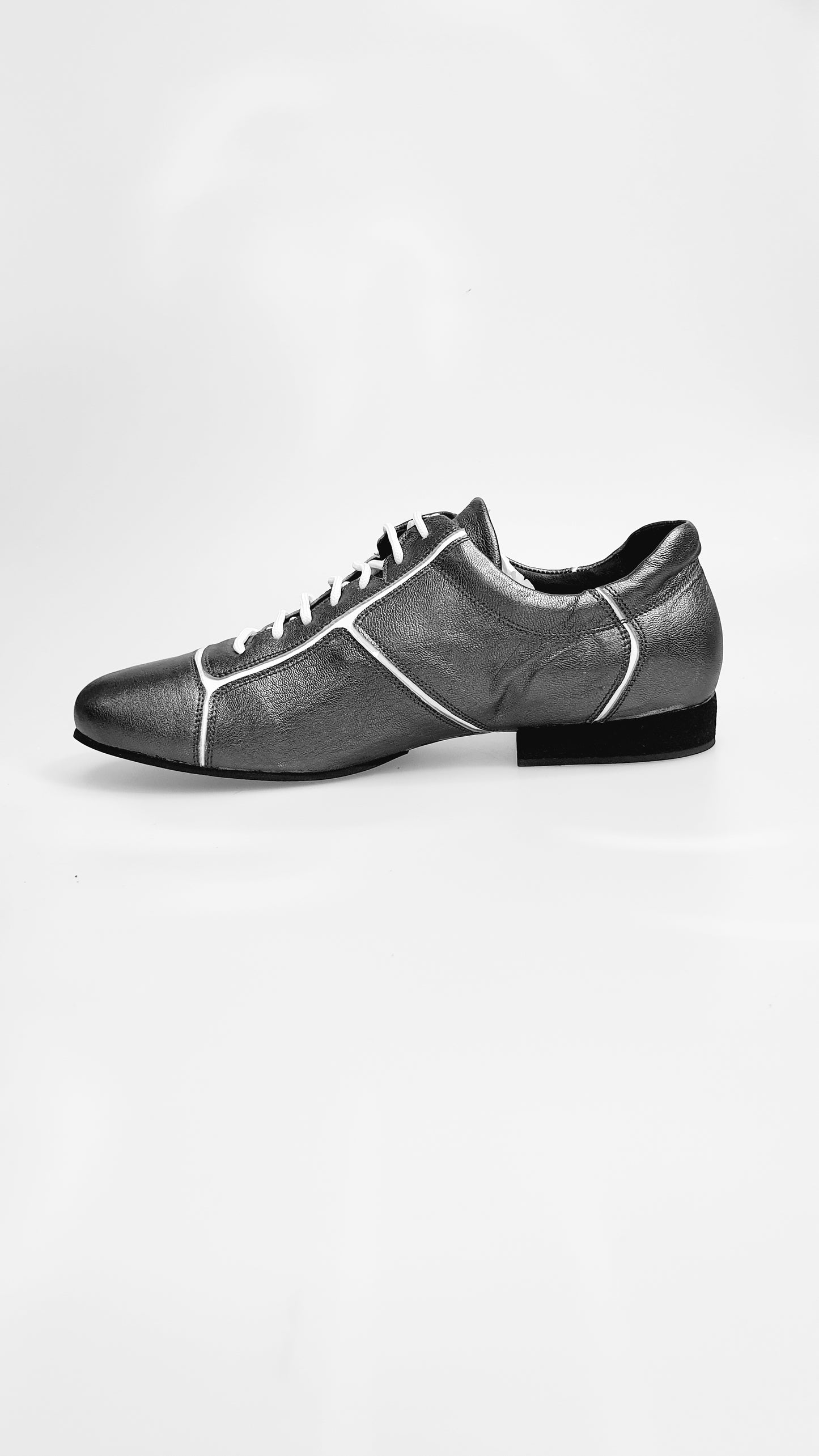 Scarpa sneaker in pelle satinato bianco con inserti in vernice Melissa e dettagli in acciaio, marca Wish Dance.