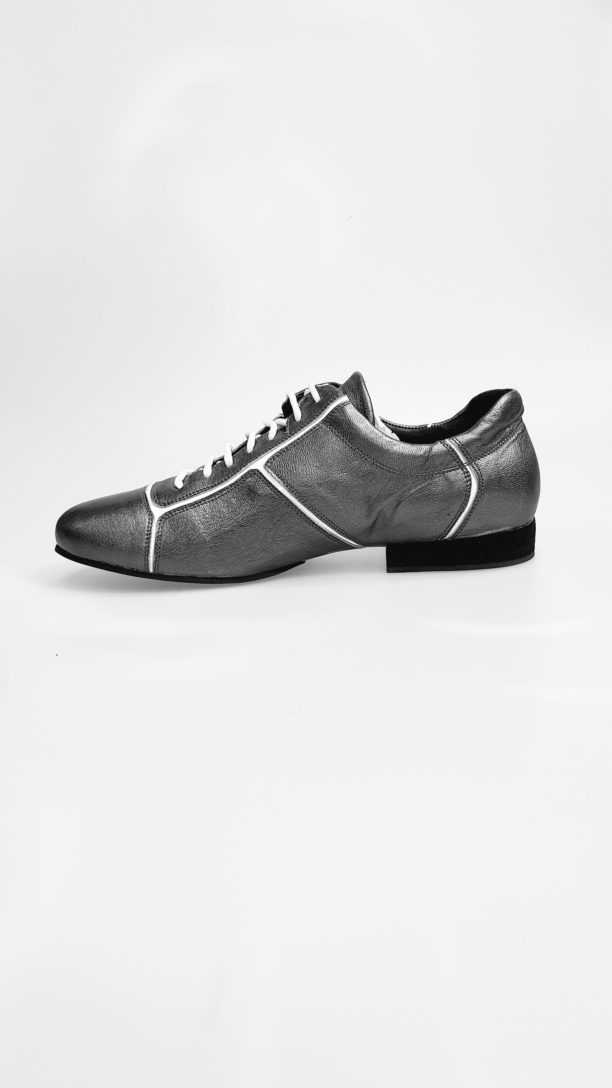 Scarpa sneaker in pelle satinato bianco con inserti in vernice Melissa e dettagli in acciaio, marca Wish Dance.