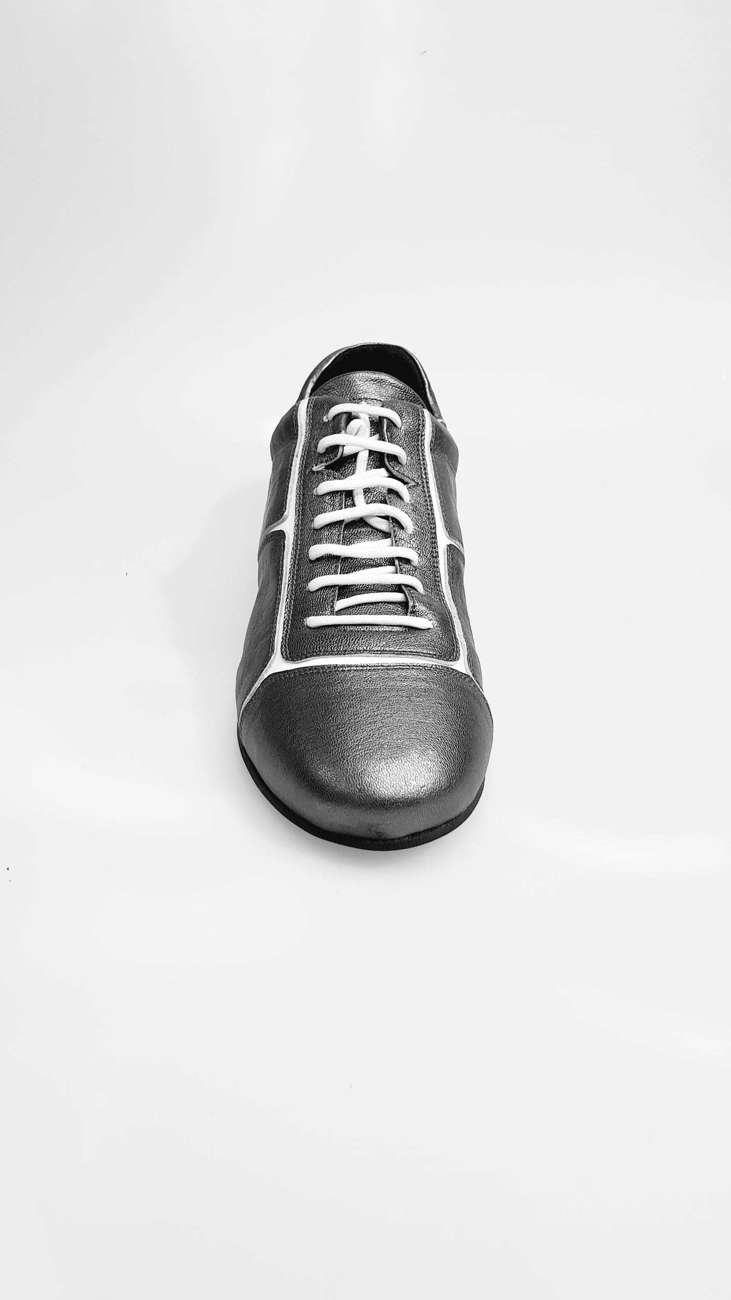 Scarpa Daniel Wish Dance in pelle satinata bianca con inserti in vernice, suola in acciaio Melissa, stile sneakers elegante.