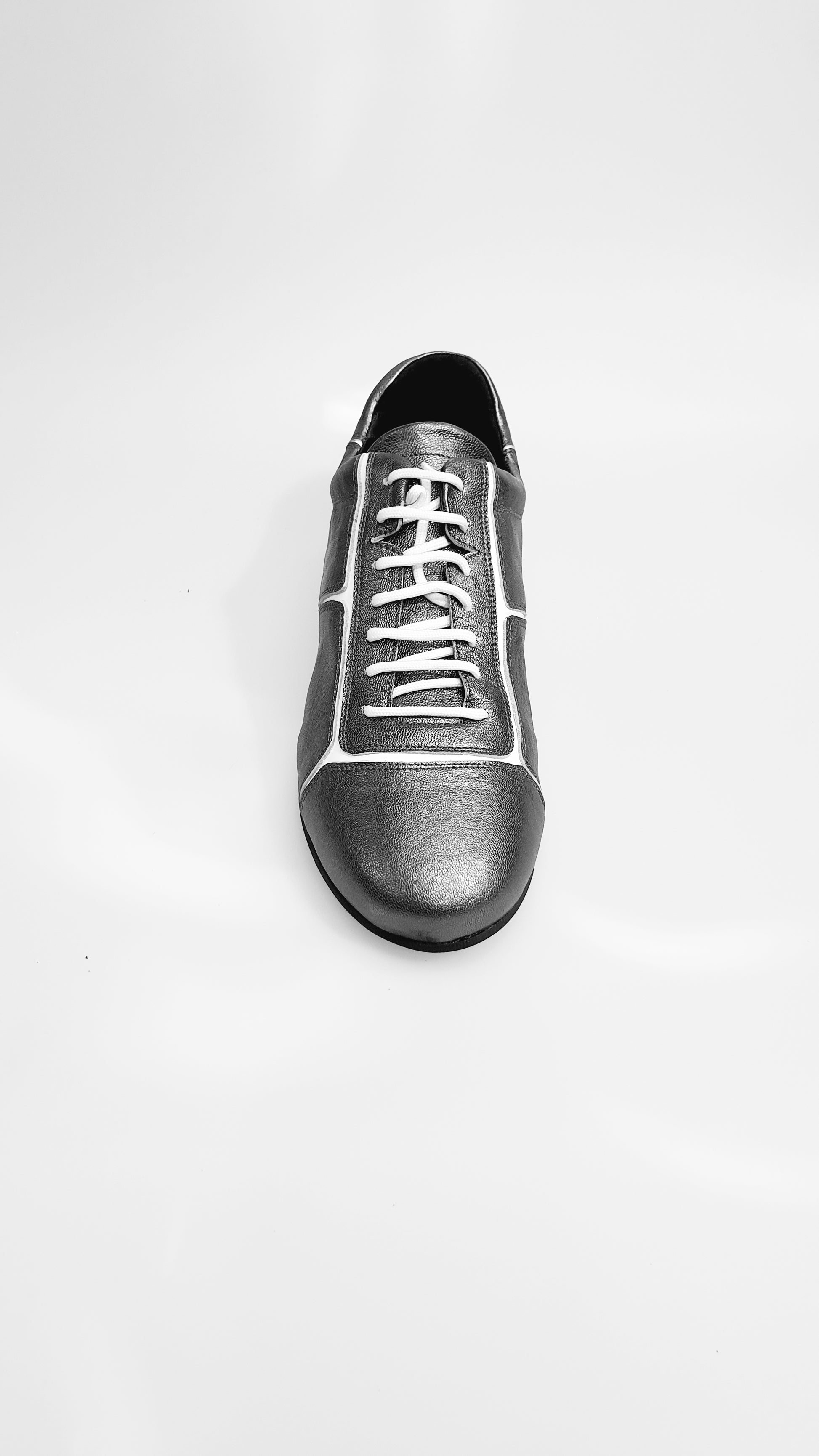 Sneaker in pelle satinata bianca con inserti in vernice Melissa Acciaio CDF di Wish Dance, elegante e moderna.
