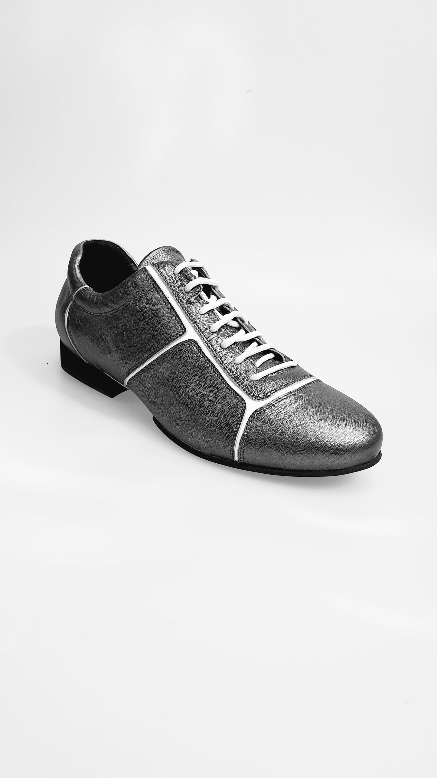 Scarpa da donna Wish Dance Movida in pelle satinata bianca con inserti in vernice e suola in acciaio, modello sneaker.