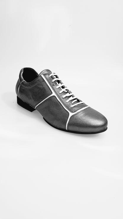Scarpa da donna Wish Dance Movida in pelle satinata bianca con inserti in vernice e suola in acciaio, modello sneaker.