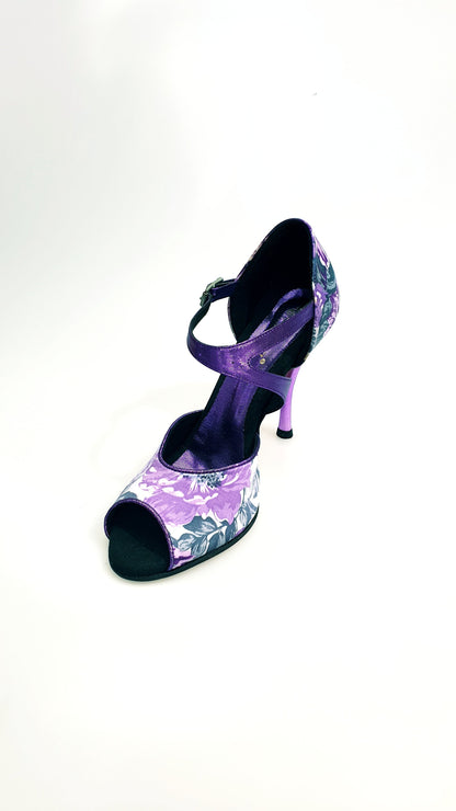 Scarpa da donna Leonor in raso di seta fiorato color Caracas Lilla, con design elegante e dettagli raffinati.