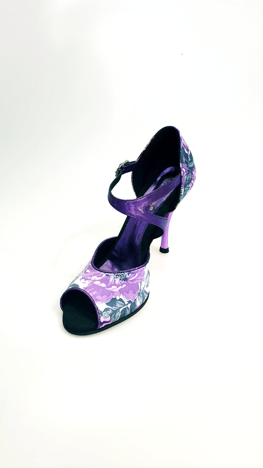 Scarpa da donna Leonor in raso di seta fiorato color Caracas Lilla, con design elegante e dettagli raffinati.
