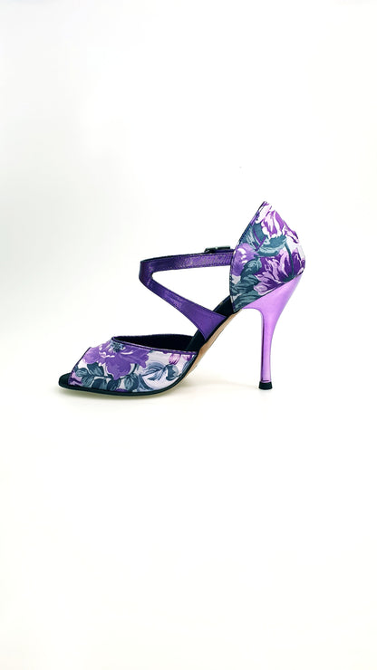 Scarpa da donna Leonor 676Y in raso seta fiorato Caracas lilla, elegante e raffinata, con dettagli floreali.