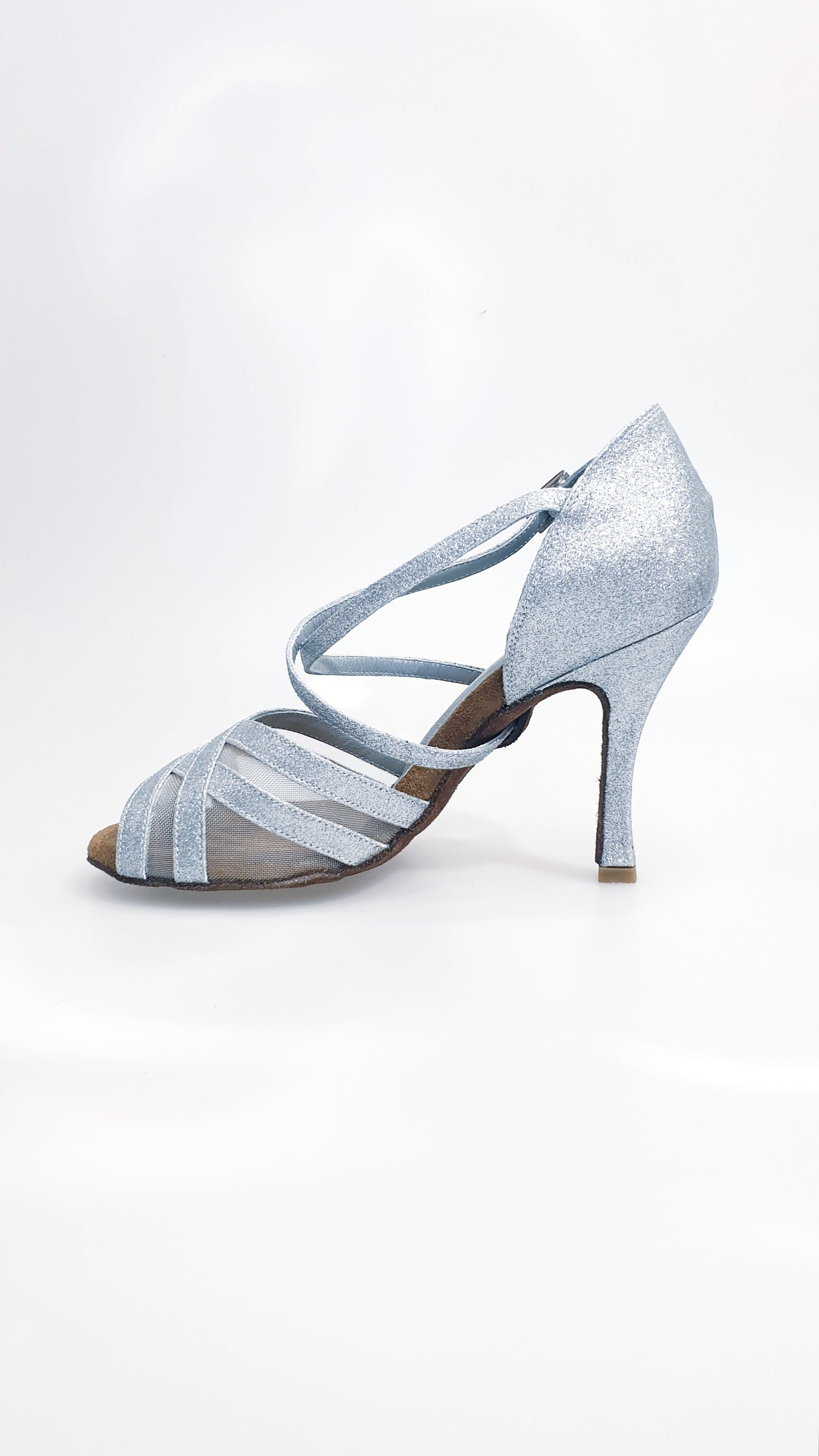 Scarpa donna Wishdance Melany QC in glitter argento con retine e cinturino incrociato, tacco rocchetto, su sfondo neutro.