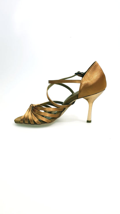 Scarpa da ballo Wishdance Fabiana in raso seta bronzo, con nodino, fascette e tacco a stiletto laminato bronzo, modello elegante.
