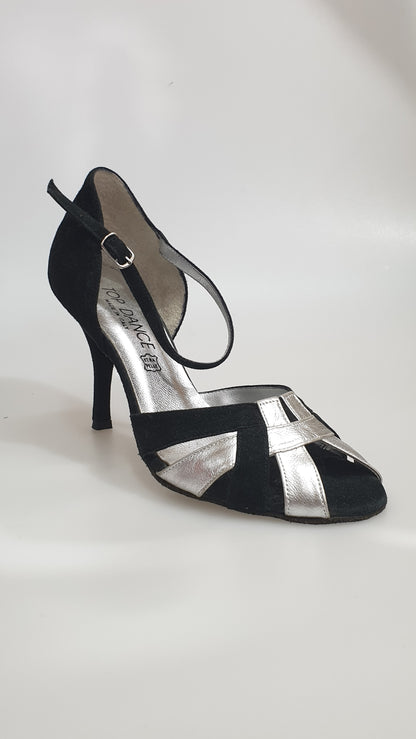 Scarpa in camoscio nero e pelle argento, modello 2750 (TPDA), di marca Outlet, vista frontale con dettagli eleganti.