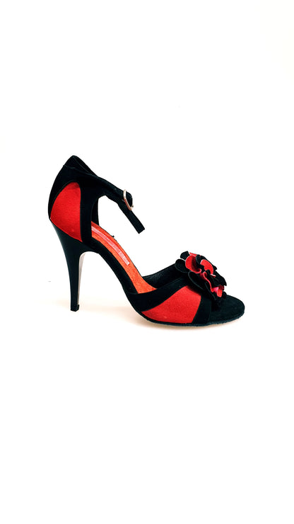 Scarpa da donna Outlet in camoscio nero e rosso con fiore decorativo, elegante e alla moda.