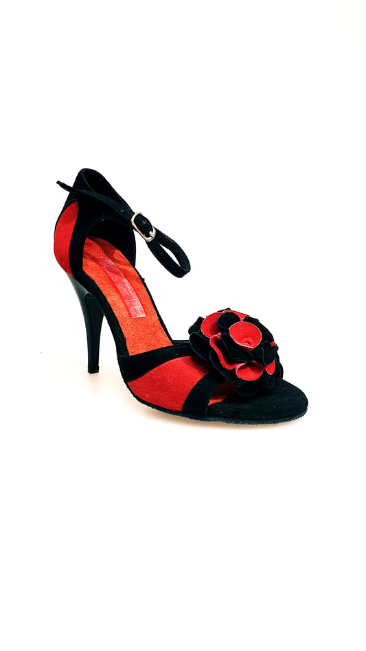 Scarpa da donna Outlet in camoscio nero e rosso con fiore decorativo, elegante e alla moda.