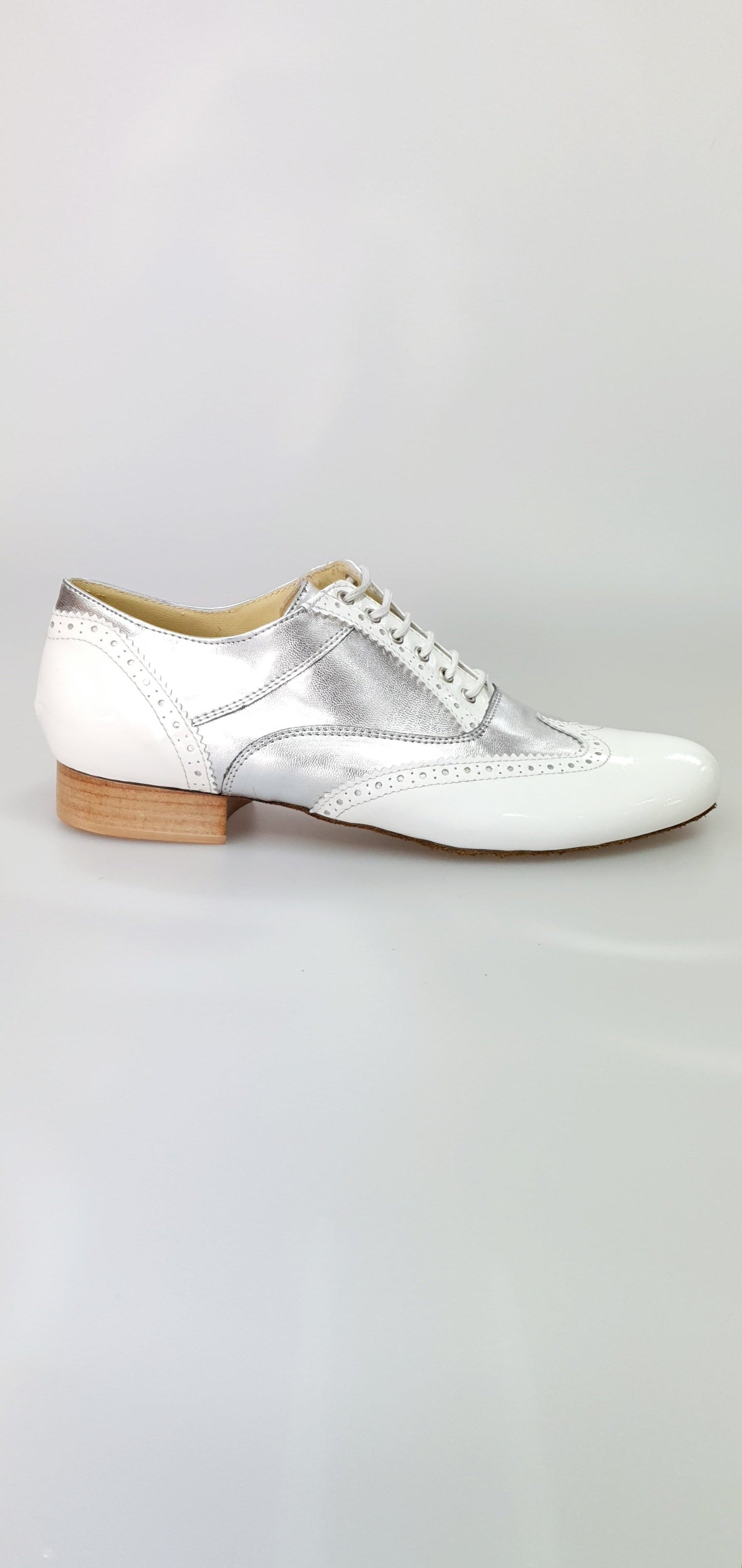 Scarpa stringata coda di rondine Wish Dance Shop Mod. Oxford Brogue in vernice bianca e pelle argento, forma tonda.