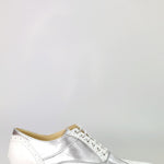 Carica immagine nella Galleria, Scarpa stringata coda di rondine Wish Dance Shop Mod. Oxford Brogue in vernice bianca e pelle argento, forma tonda.
