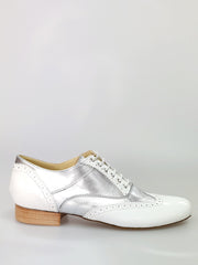 Carica immagine nella Galleria, Adone (MS14) - Stringata Coda di Rondine Mod. Oxford Brogue Scarpa in Vernice Bianca e Pelle Argento Forma Tonda Wish Dance Shop