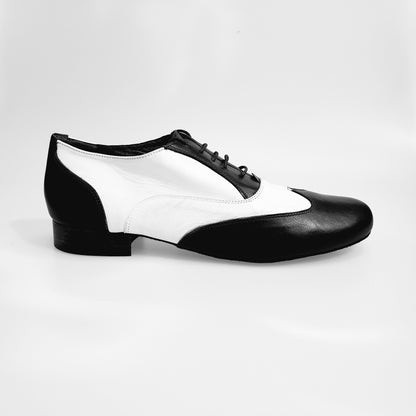 Scarpa stringata Fred MS12 in pelle nera e bianca, modello Oxford, forma tonda, elegante e classica.
