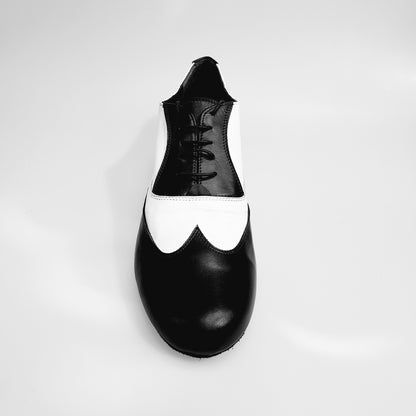 Scarpa Fred MS12 in pelle nera e bianca, modello Oxford con forma tonda, scarpa stringata con coda di rondine in stile elegante.