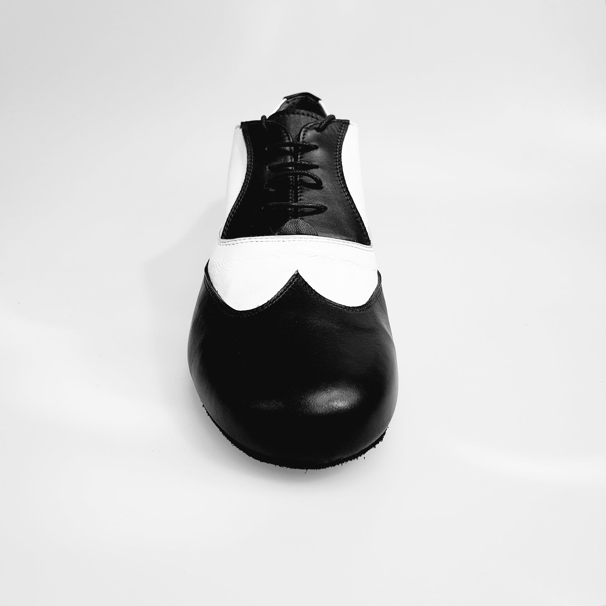 Scarpa stringata Fred MS12 in pelle nera e bianca con punta tonda, stile Oxford, marca Wish Dance Shop.